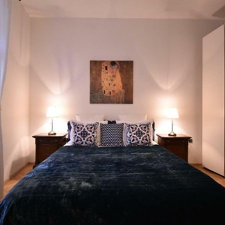 Cozy Flat By The Astronomical Clock Apartment Praha Bagian luar foto
