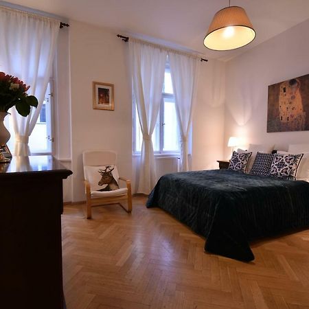 Cozy Flat By The Astronomical Clock Apartment Praha Bagian luar foto