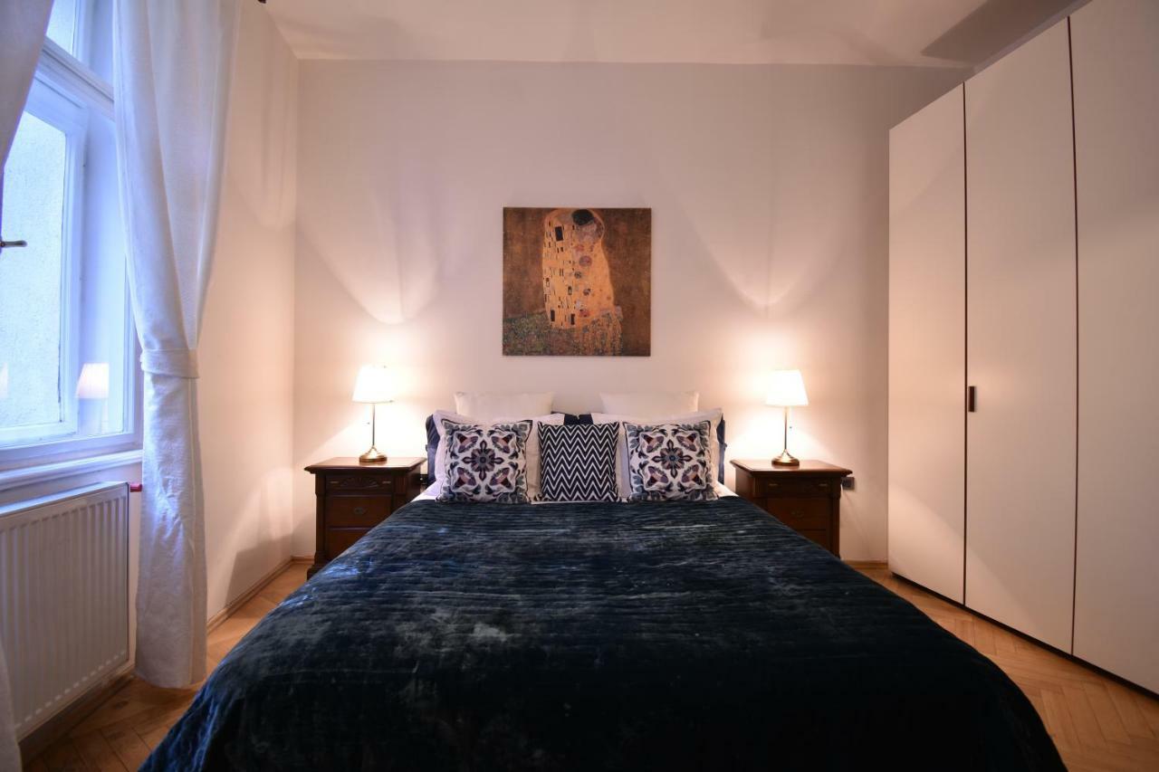 Cozy Flat By The Astronomical Clock Apartment Praha Bagian luar foto