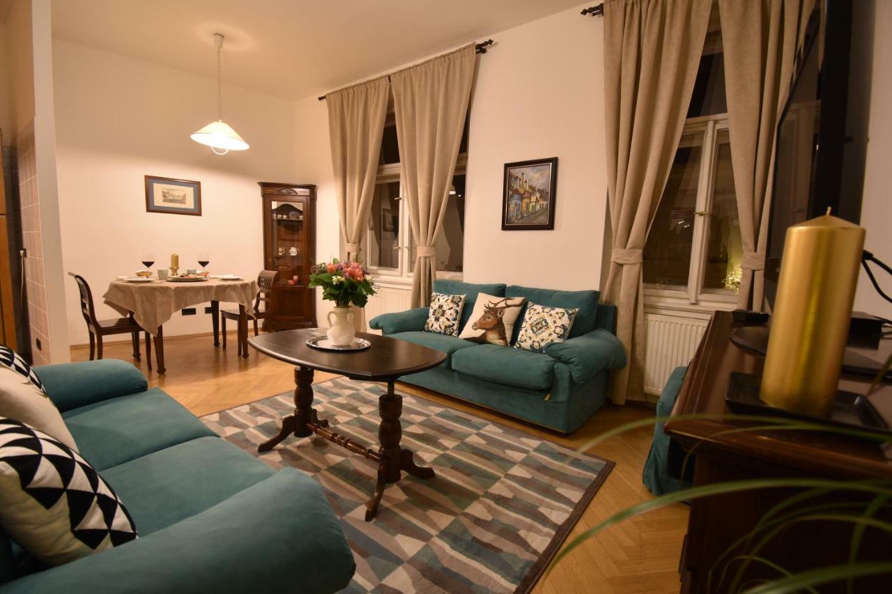 Cozy Flat By The Astronomical Clock Apartment Praha Bagian luar foto