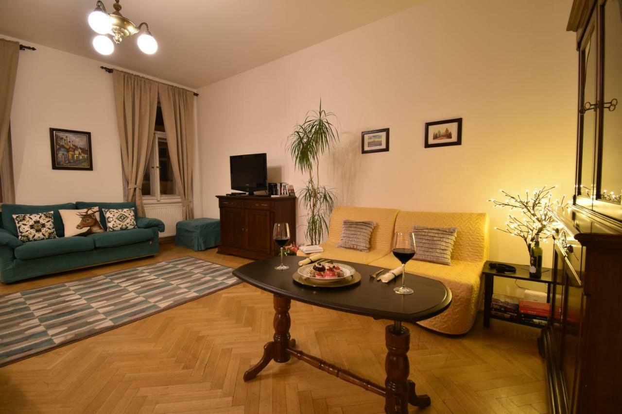 Cozy Flat By The Astronomical Clock Apartment Praha Bagian luar foto