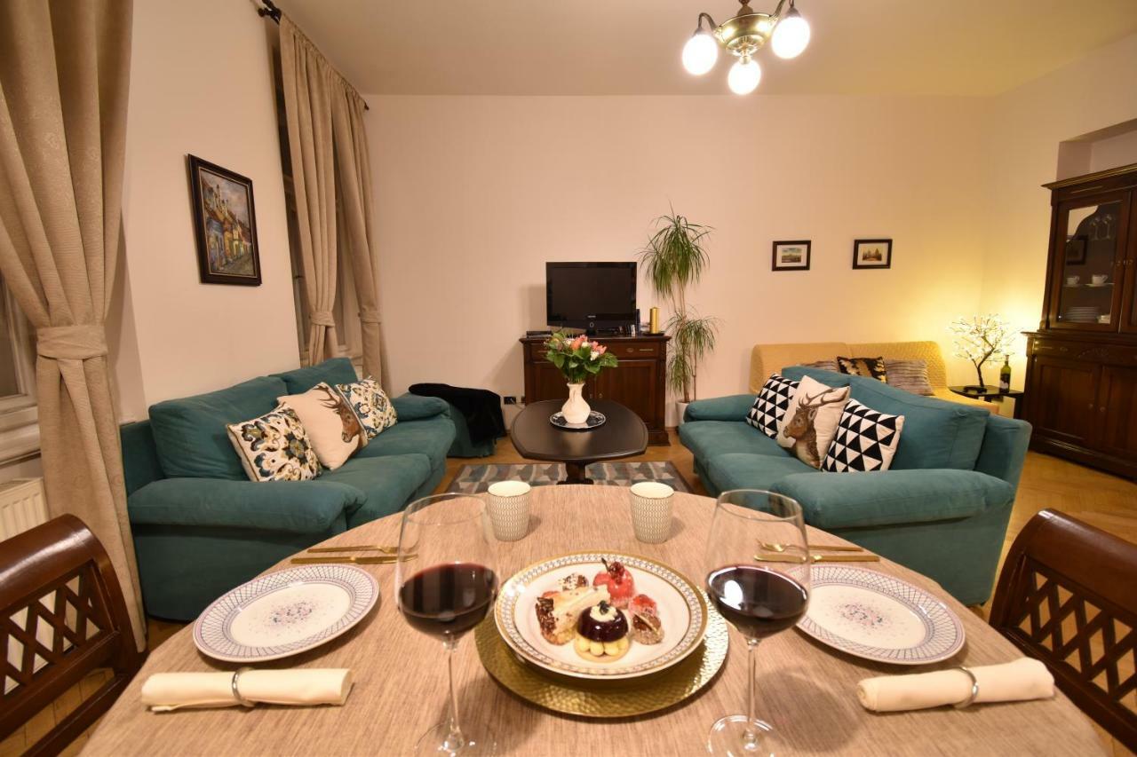 Cozy Flat By The Astronomical Clock Apartment Praha Bagian luar foto