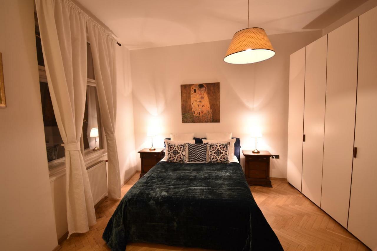 Cozy Flat By The Astronomical Clock Apartment Praha Bagian luar foto