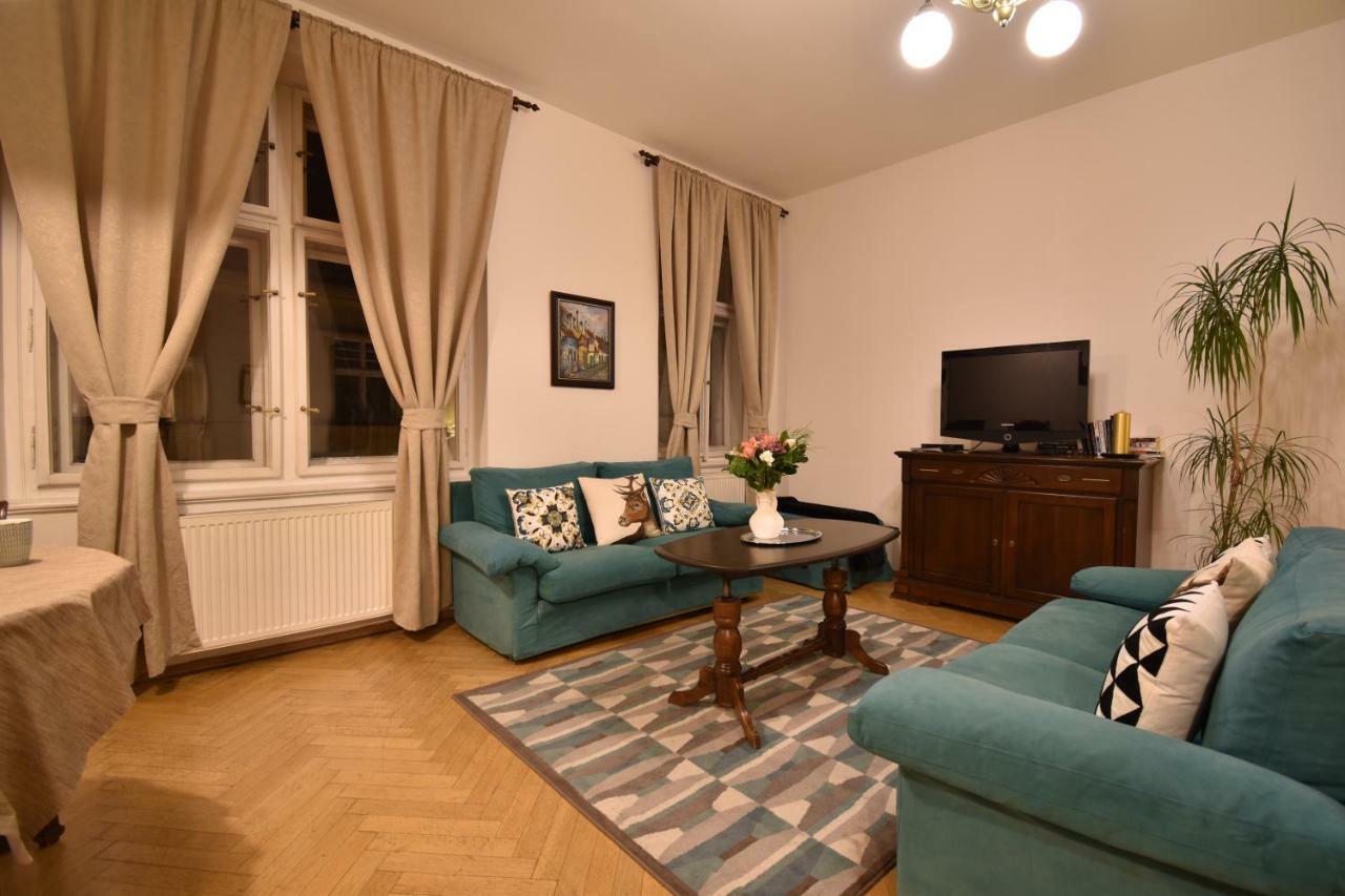 Cozy Flat By The Astronomical Clock Apartment Praha Bagian luar foto
