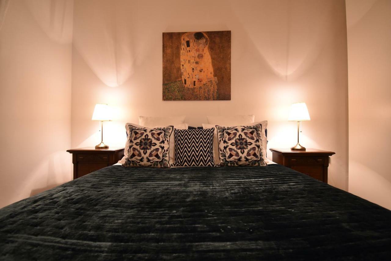 Cozy Flat By The Astronomical Clock Apartment Praha Bagian luar foto