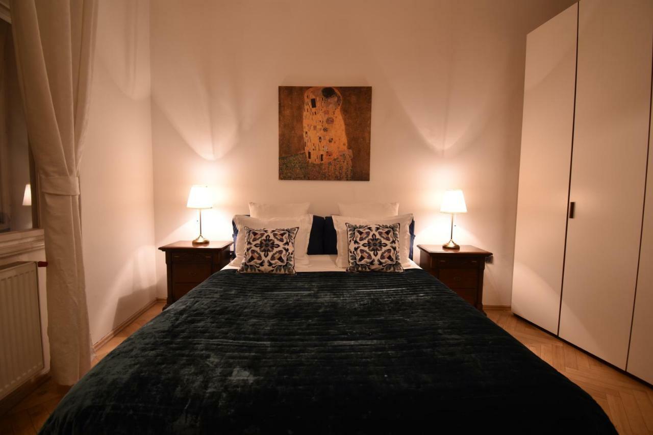 Cozy Flat By The Astronomical Clock Apartment Praha Bagian luar foto