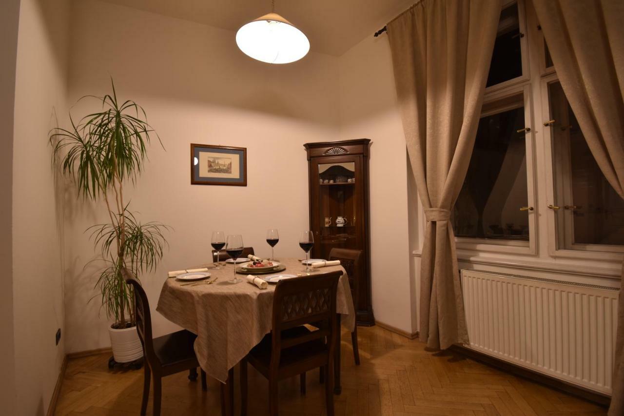 Cozy Flat By The Astronomical Clock Apartment Praha Bagian luar foto