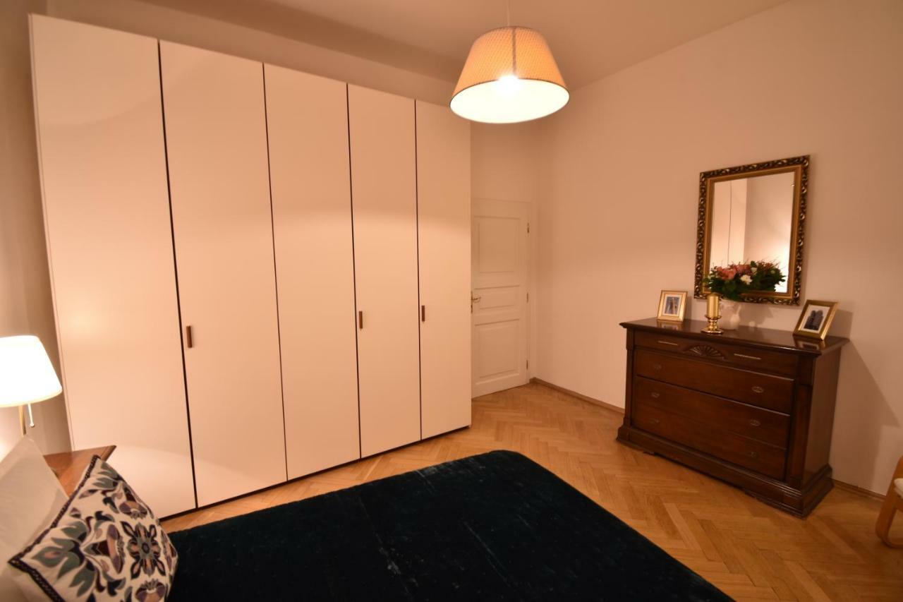 Cozy Flat By The Astronomical Clock Apartment Praha Bagian luar foto