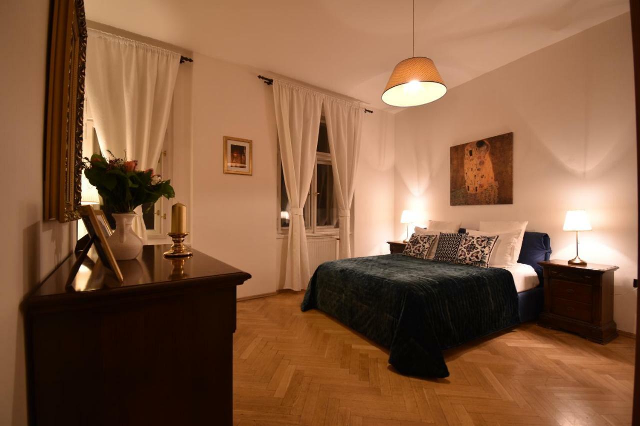 Cozy Flat By The Astronomical Clock Apartment Praha Bagian luar foto