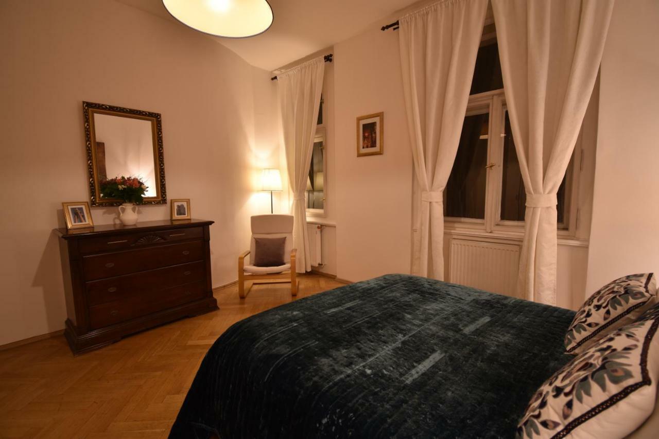 Cozy Flat By The Astronomical Clock Apartment Praha Bagian luar foto
