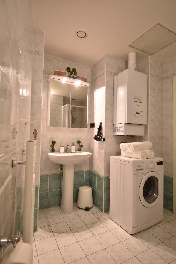 Cozy Flat By The Astronomical Clock Apartment Praha Bagian luar foto