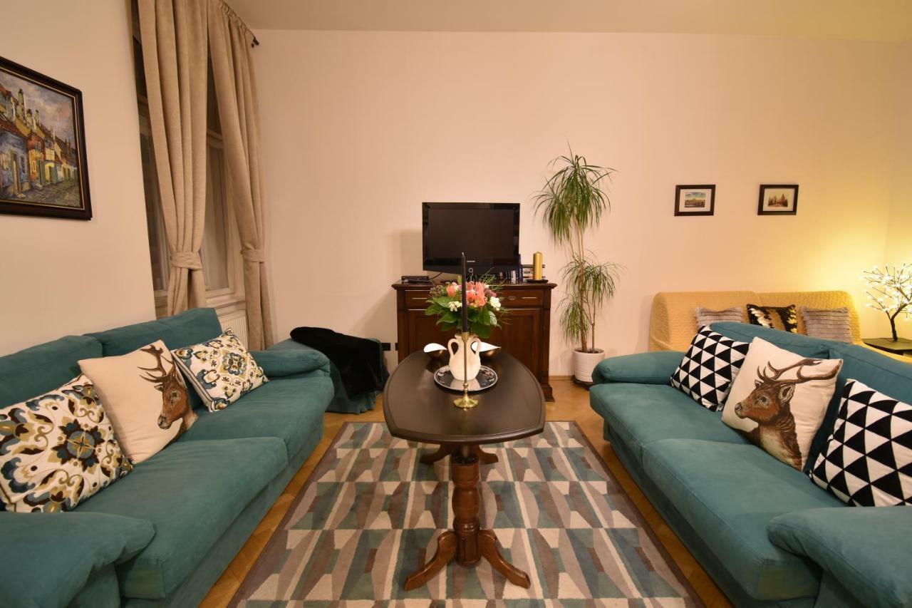 Cozy Flat By The Astronomical Clock Apartment Praha Bagian luar foto