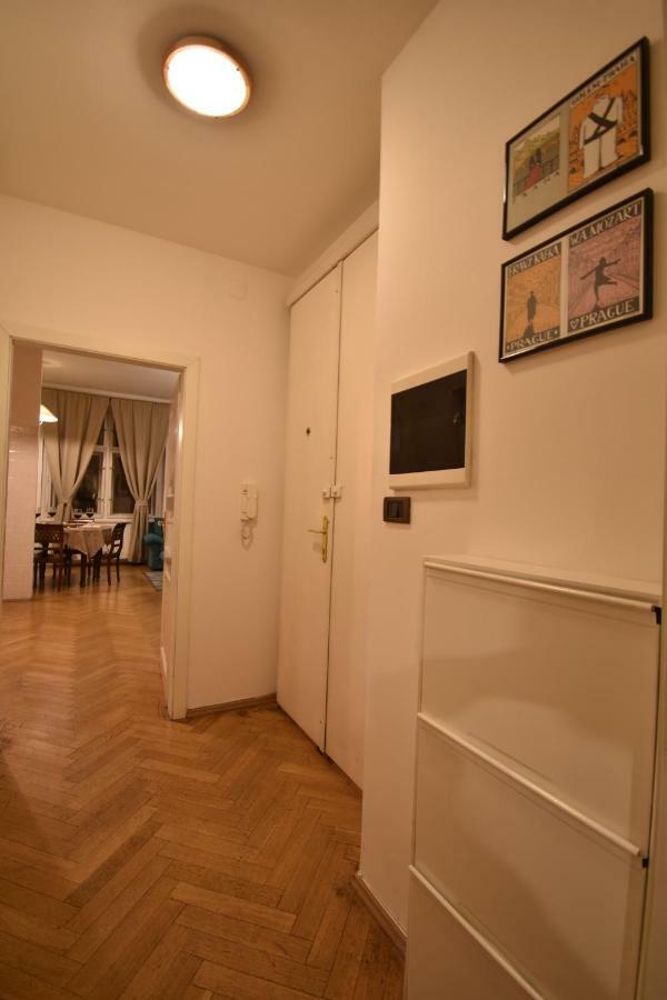 Cozy Flat By The Astronomical Clock Apartment Praha Bagian luar foto